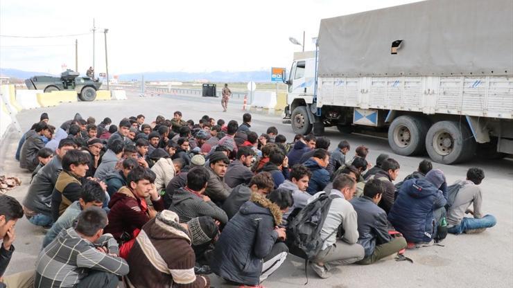 Kamyon kasasında 100 düzensiz göçmen yakalandı