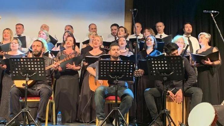 Çekmeköyde halk eğitim müdürlüğü kursiyerleri konser verdi