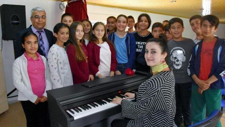 Atatürk Ortaokulunda piyano sesleri