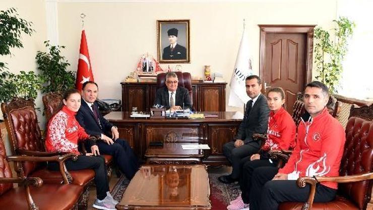 Şampiyon sporculardan Valiye ziyaret
