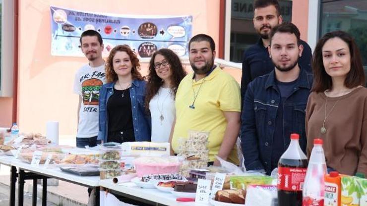 Üniversite öğrencileri sokak köpekleri için kermes düzenledi