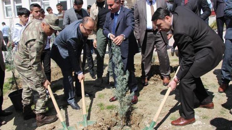 Şırnakta yükümlüler okullarda fidan dikti