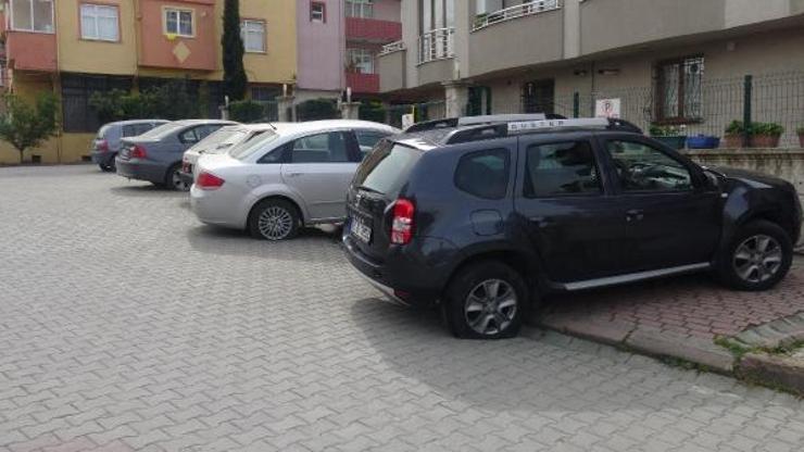36 aracın lastiklerini bıçak saplayıp patlattılar