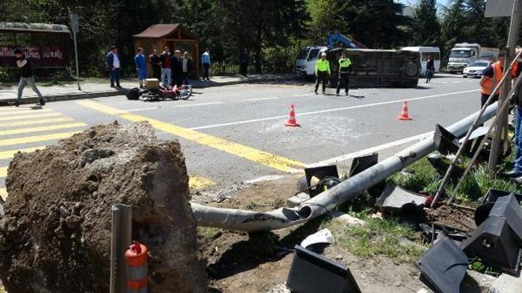 Motosiklet, sinyalizasyon direğine çarpıp devrilen minibüse çarptı: 2 yaralı