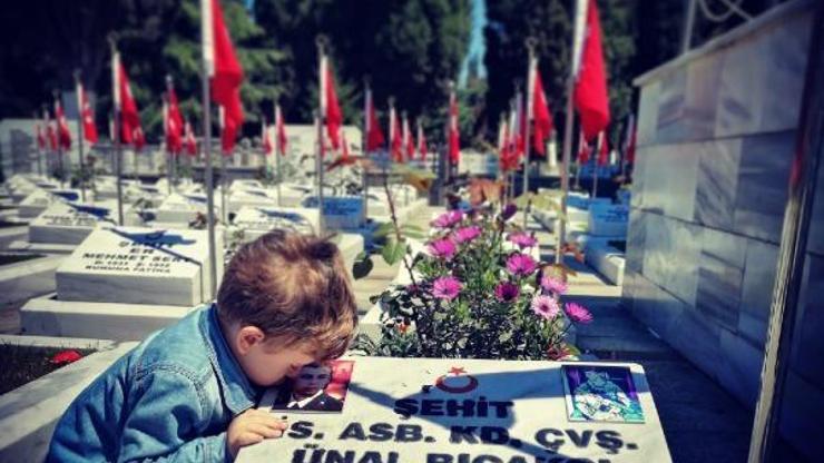 Minik İsmailden duygulandıran şehitlik ziyareti