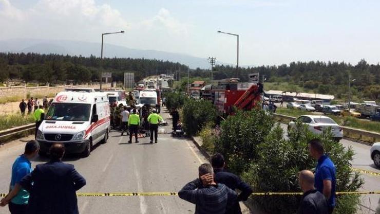İzmirde iki araç çarpıştı: 7 ölü, 1 yaralı