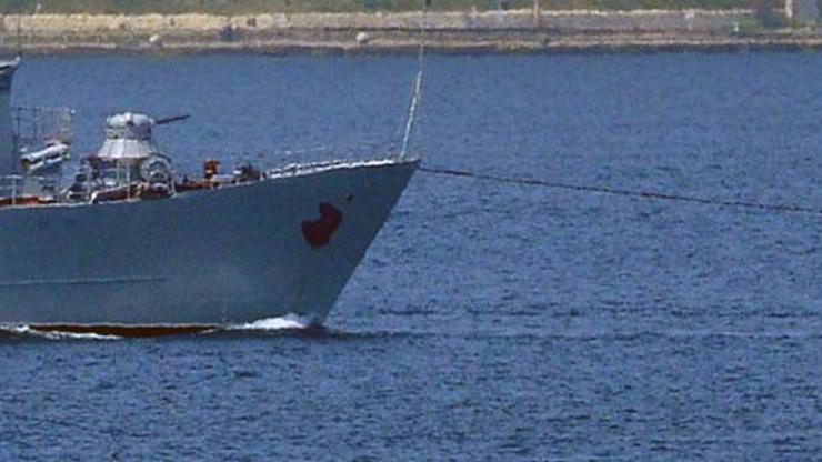 Boğazda savaş gemisi çekilerek götürüldü