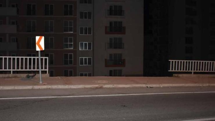 Kontrolden çıkan otomobil 3 metre yükseklikten düştü