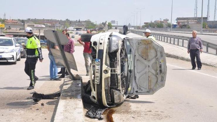 Yön levhasına çarparak devrilen otomobilin sürücüsü yaralandı