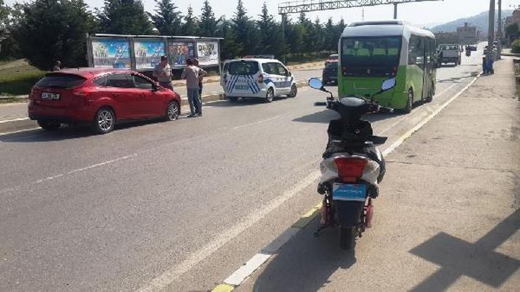 Otomobilin çarptığı motosiklet sürücüsü yaralandı