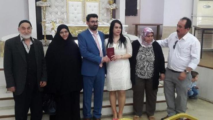 Evlilik cüzdanına bakan damat, kayınpederiyle evlendiğini gördü