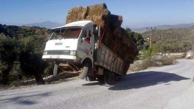 Rampa çıkan kamyon iki tekerlek üzerinde kaldı