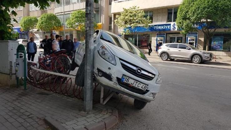 Otomobilin bisiklet parkına çarpma anı kamerada