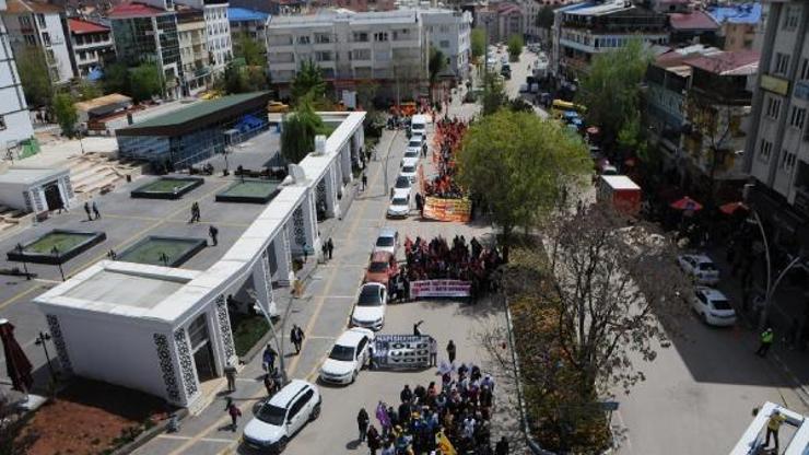 Tuncelide işçilerden halaylı kutlama