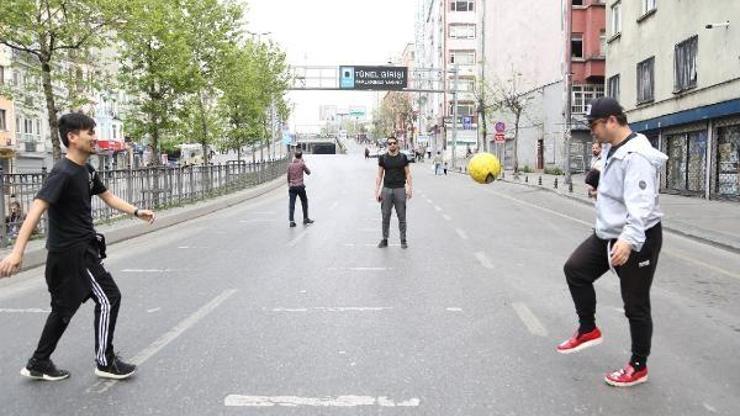 Japonların Tarlabaşında futbol keyfi