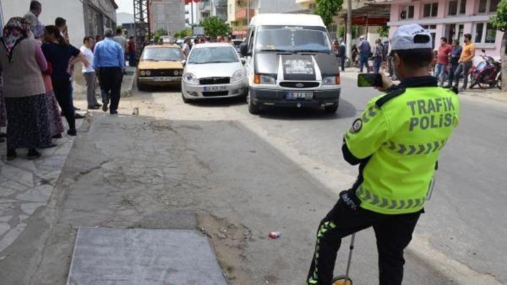 Minibüsle çarpışan otomobil yayaların arasına daldı: 1i çocuk, 3 yaralı