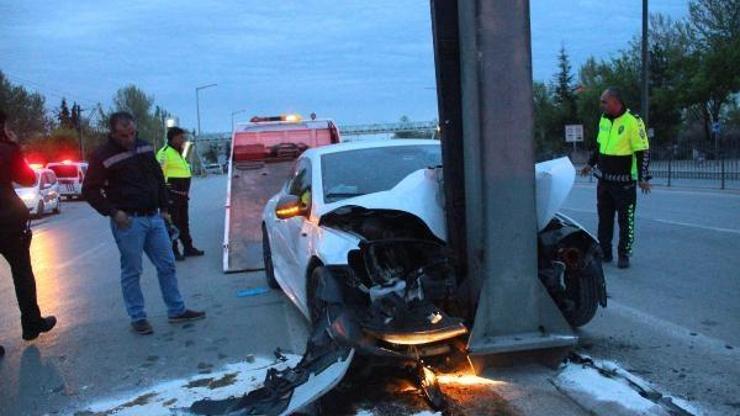 Yön levhasına çarpan otomobilin sürücüsü öldü