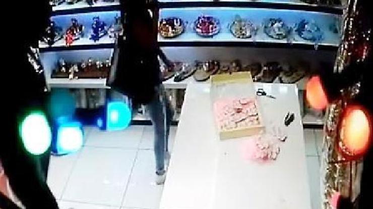 İş yerinden telefon çalan kadın kamerada