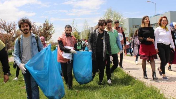 Üniversite öğrencileri sıfır atık projesi kapsamında temizlik yaptı
