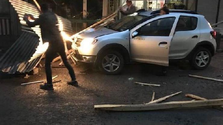 Patnosta rüzgarda çatıdan kopan parçalar otomobillerin üzerine düştü
