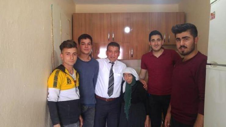 Öğrenciler, yaşlıların eşyalarını tamir etti