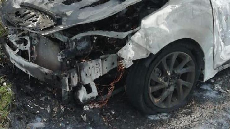 Yanan otomobilin bagajından ceset çıktı