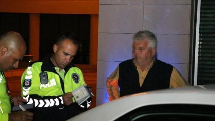 Alkollü sürücü, kamyonetini başkanlık makamının önüne park etti
