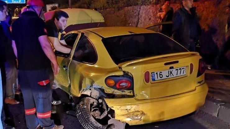 Park halindeki otomobile çarptı: 5 yaralı
