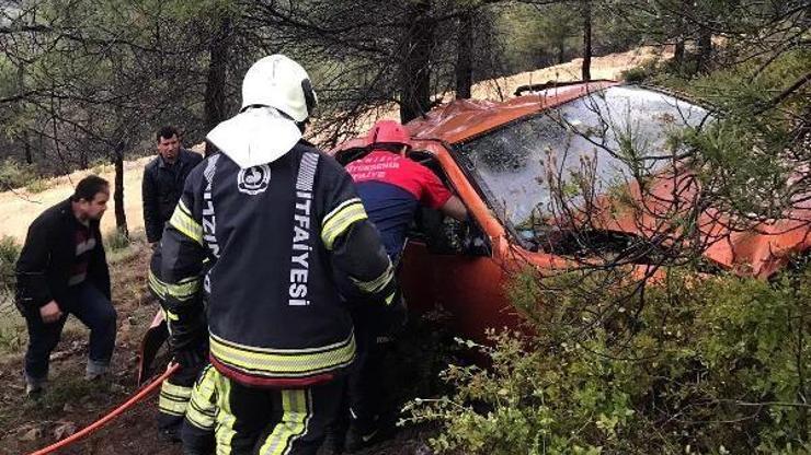 Şarampole yuvarlanan otomobildeki yaralıları itfaiye ekibi çıkardı