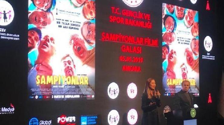 Kırmızı halıda engelliler, bürokratlar ve bakanlar yürüdü