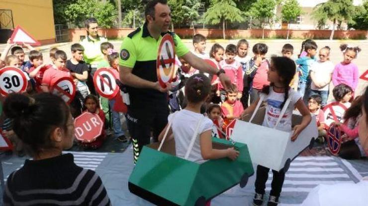 Öğrencilere trafik kuralları öğretiliyor