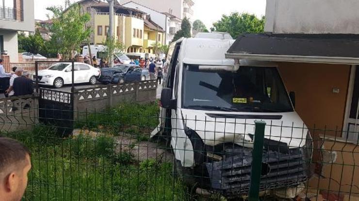 Otomobil öğrenci servisine çarpıştı: 2 yaralı