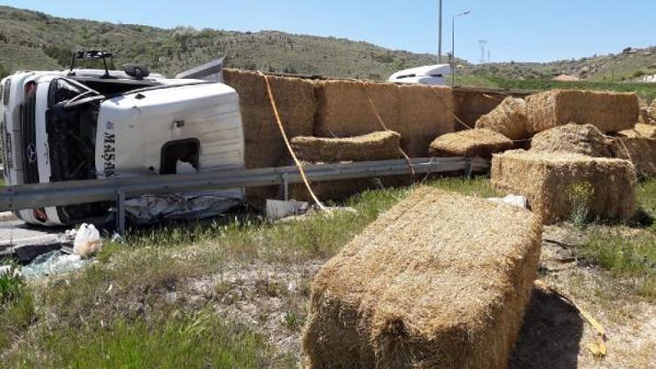 Kayseride saman yüklü TIR devrildi