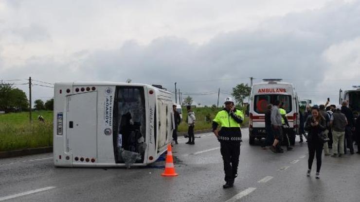Çanakkalede üniversite öğrencilerini taşıyan minibüs devrildi: 25 yaralı