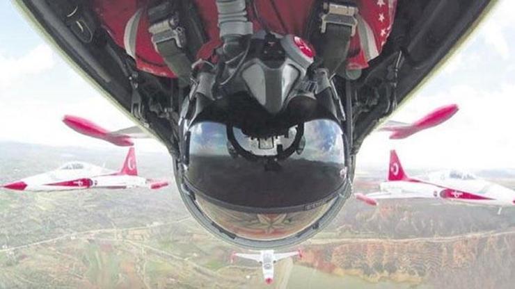 Türk pilot tarihi geçti: Dünyada ilk kez yapıldı