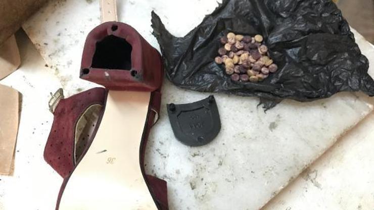 Kadın ayakkabısı topuğundan 64 uyuşturucu hap çıktı