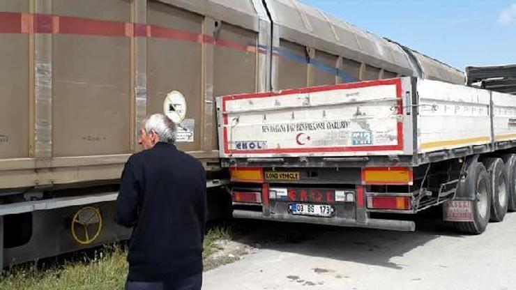 Tren park halindeki Tıra çarptı