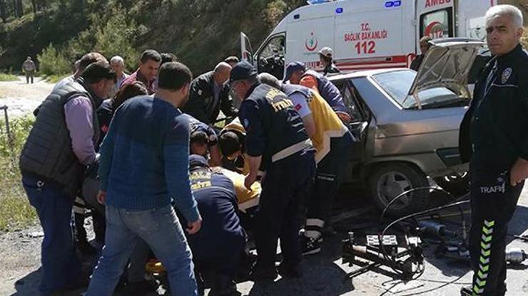 Muğlada minibüs ile otomobil çarpıştı: 2 yaralı