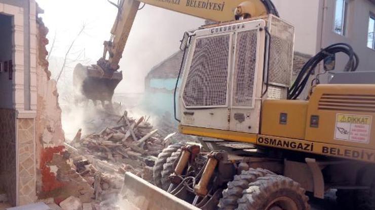 Osmangazi’de metruk binalar yıkılıyor