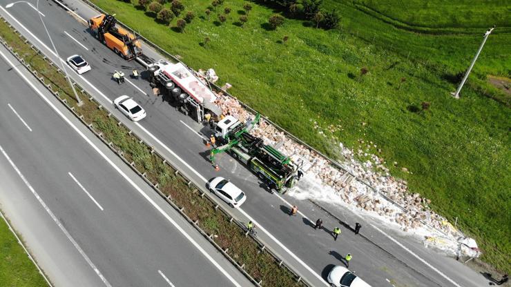 Son dakika... TEMde TIR devrildi: Trafik durma noktasına geldi