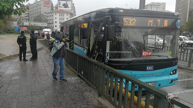Özel halk otobüsü, bariyerlere çarptı: 10 yaralı