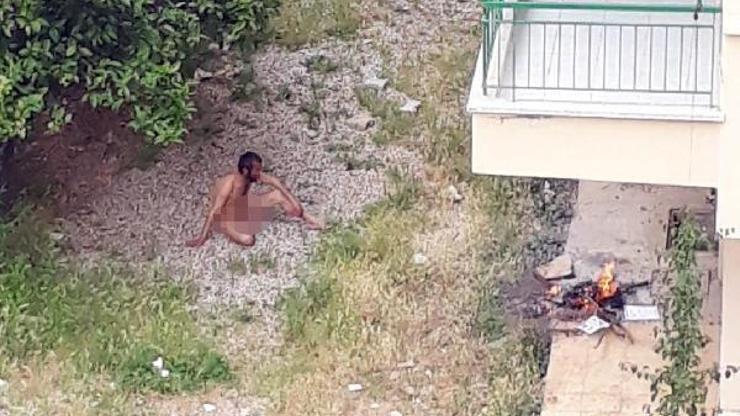 Apartman bahçesinde çırılçıplak oturdu