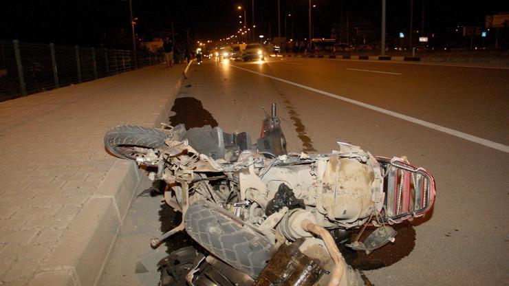 Otomobille çarpışan motosiklet hurdaya döndü