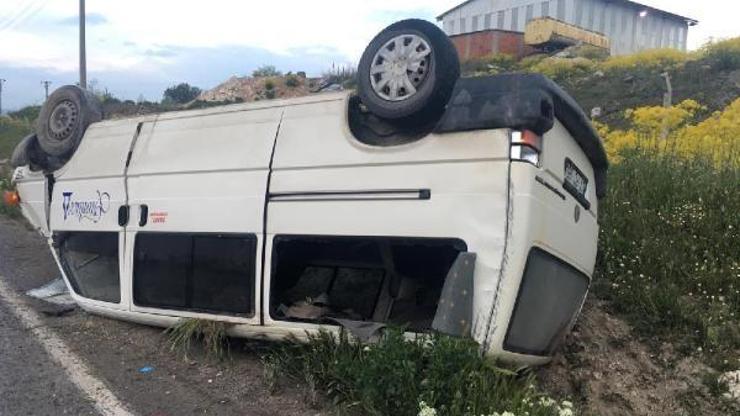 Tavşanlıda minibüs takla attı: 2 yaralı