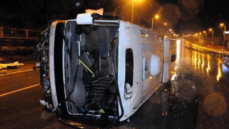 Kayseride işçileri taşıyan midibüs devrildi: 19 yaralı