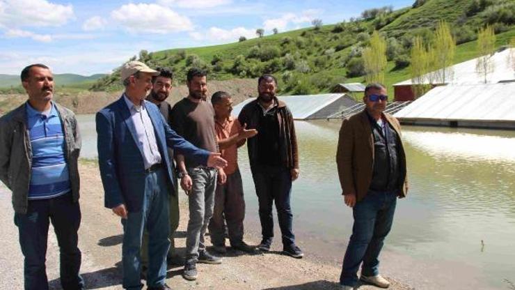 İki baraj arasında kalan köydeki evler, sular altında