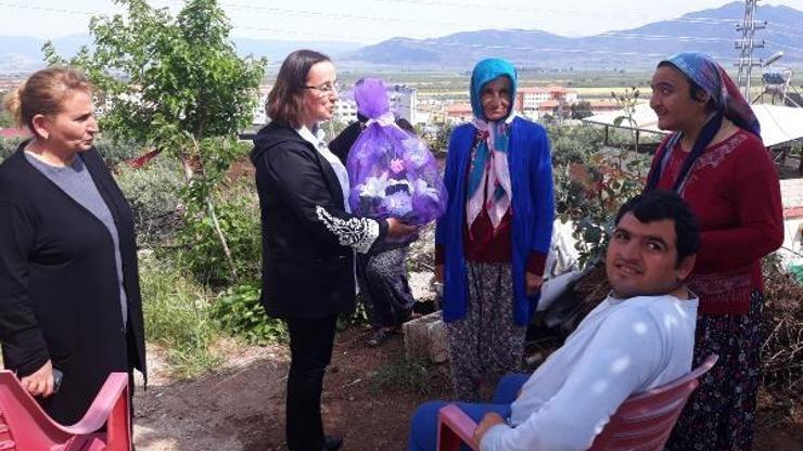 Fedakar anne, zihinsel engelli çocuklarına bakıyor
