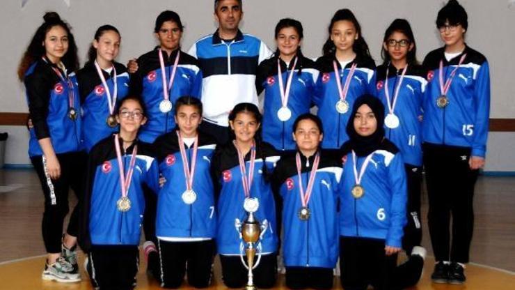Hoca Yusuf Erdem Ortaokulu hentbolda şampiyon oldu