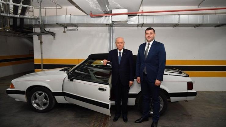 Bahçeli, eski model otomobilini Kayseri Milletvekili Ersoya hediye etti
