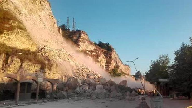 Şanlıurfada tonlarca kaya yola düştü, heyelan anı cep telefonu kameralarına yansıdı